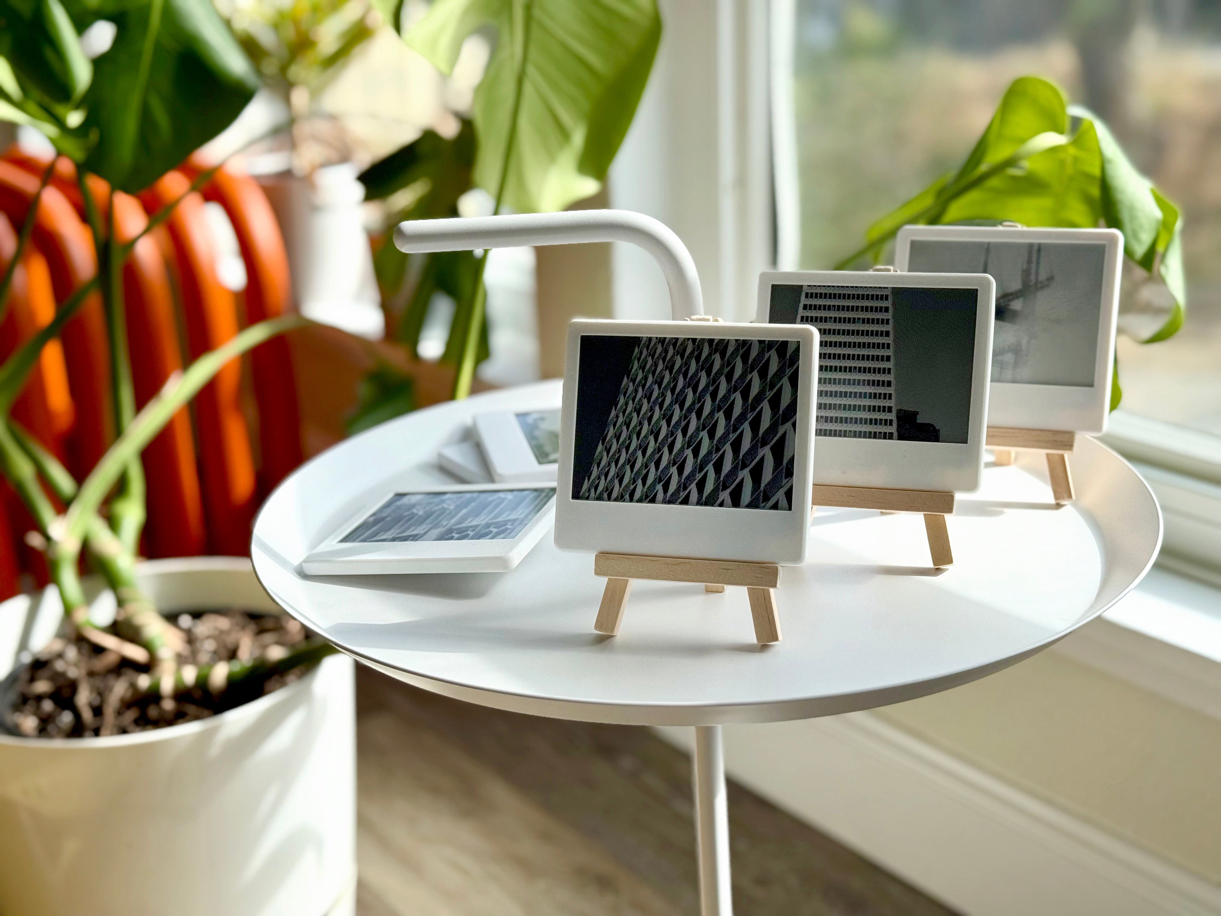PictoPocket - E-Ink Photo Magnet